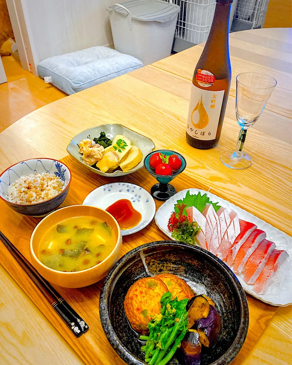 今日の夕食　ブリのお刺身　若竹煮　豆乳揚げ出しとナスと菜の花の煮浸し　プチトマトの梅シロップ漬け　なめこ汁　もち麦ごはん|ふわ猫はなちゃんさん