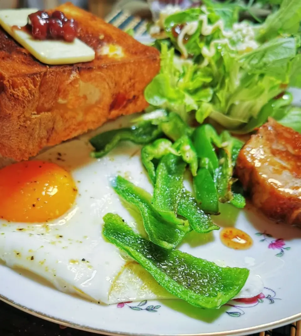 ごパン〜あんとバターで、うまうま👍|ペンギンさん