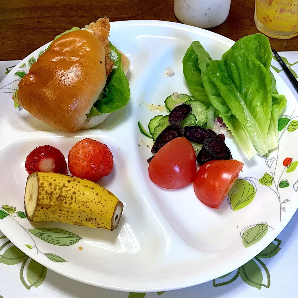 サラダ🥗とチキン竜田バーガー半分|みんみんさん