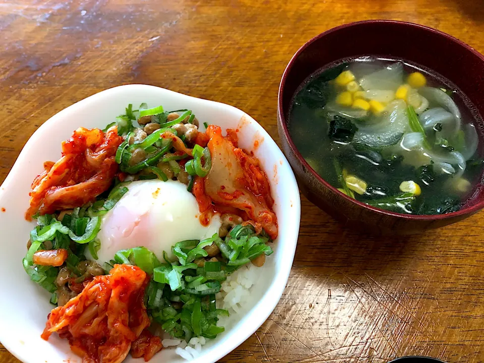 朝ごはん、温玉キムチ納豆ごはん|さんだーさん