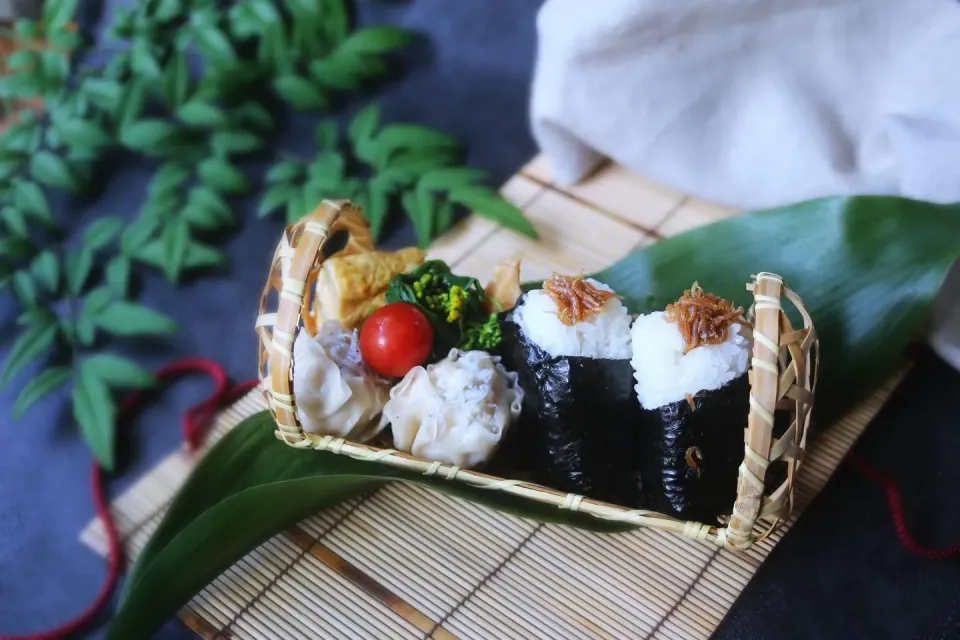 しらすの佃煮おにぎりとしらす焼売弁当！|豆子さん