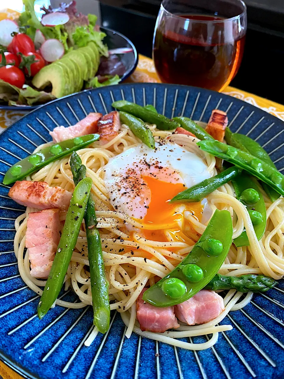 Snapdishの料理写真:スナップエンドウとアスパラベーコンのパスタ〜温玉乗せ〜|ゆかりさん