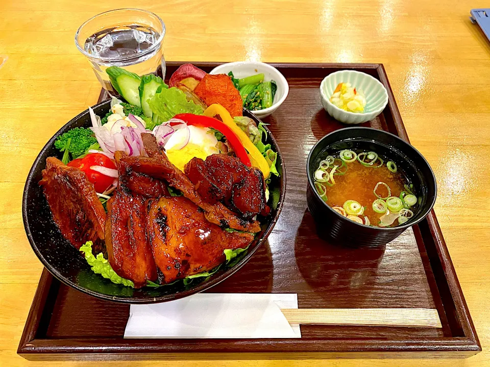 Snapdishの料理写真:ヤマトポークのチャーシュー丼#昨日の夕食|Hi-Niさん