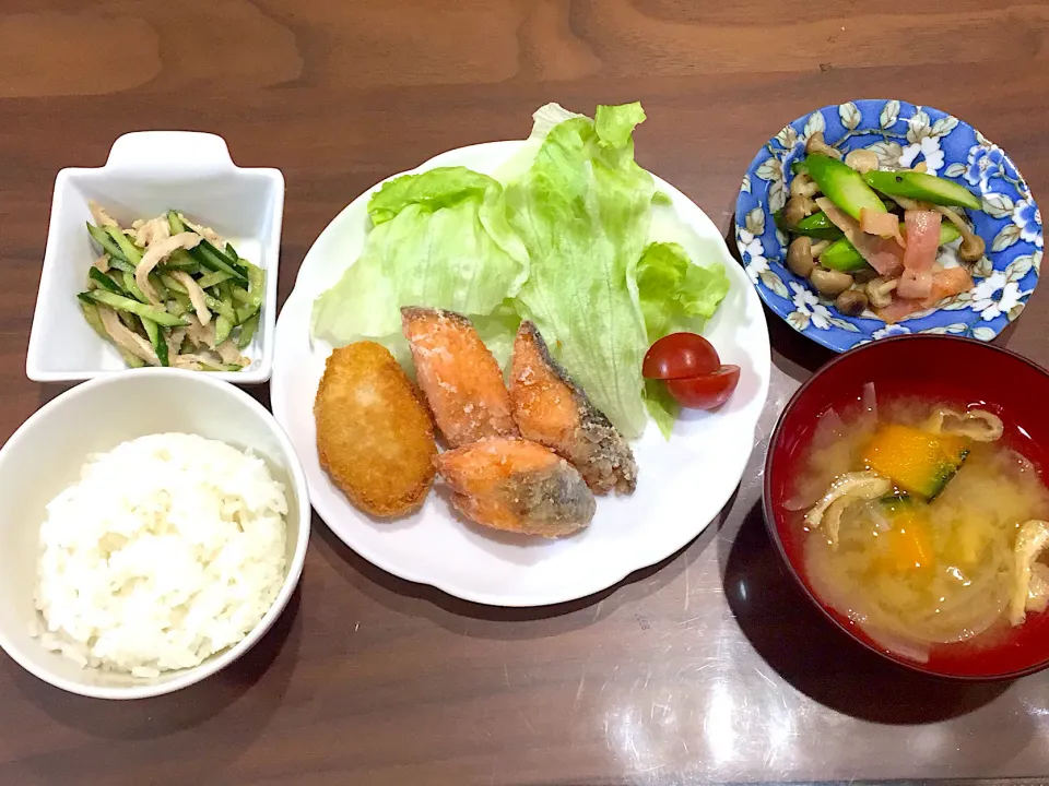 鮭の竜田揚げ 冷凍コーンフライ かぼちゃと玉ねぎの味噌汁 ベーコンときのこアスパラの炒めもの きゅうりと蒸し鶏の棒々鶏風|おさむん17さん