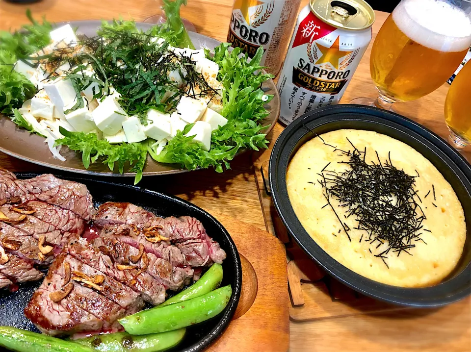 Snapdishの料理写真:牛ランプ肉ステーキ　おろし山芋鉄板　豆腐サラダ|じゅんさんさん