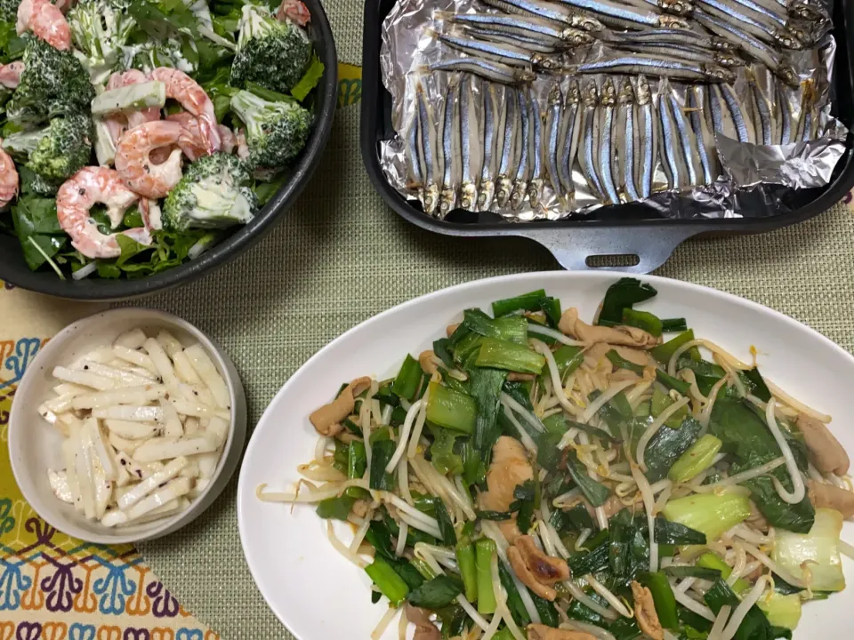 豚ホルモン野菜炒め、きびなご焼き、ブロッコリーとえびのサラダ、長芋梅昆布茶漬け|peanutsさん