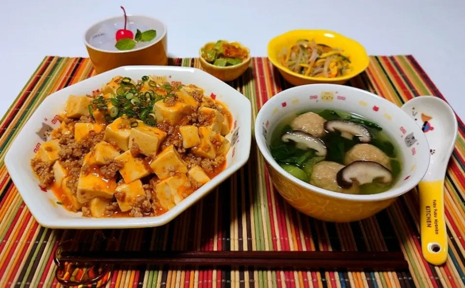 Snapdishの料理写真:❁麻婆豆腐丼
❁春雨サラダ
❁アボカドのキムチ合え
❁チンゲン菜と肉団子の中華スープ
❁ナタデココ|みかんちょこさん