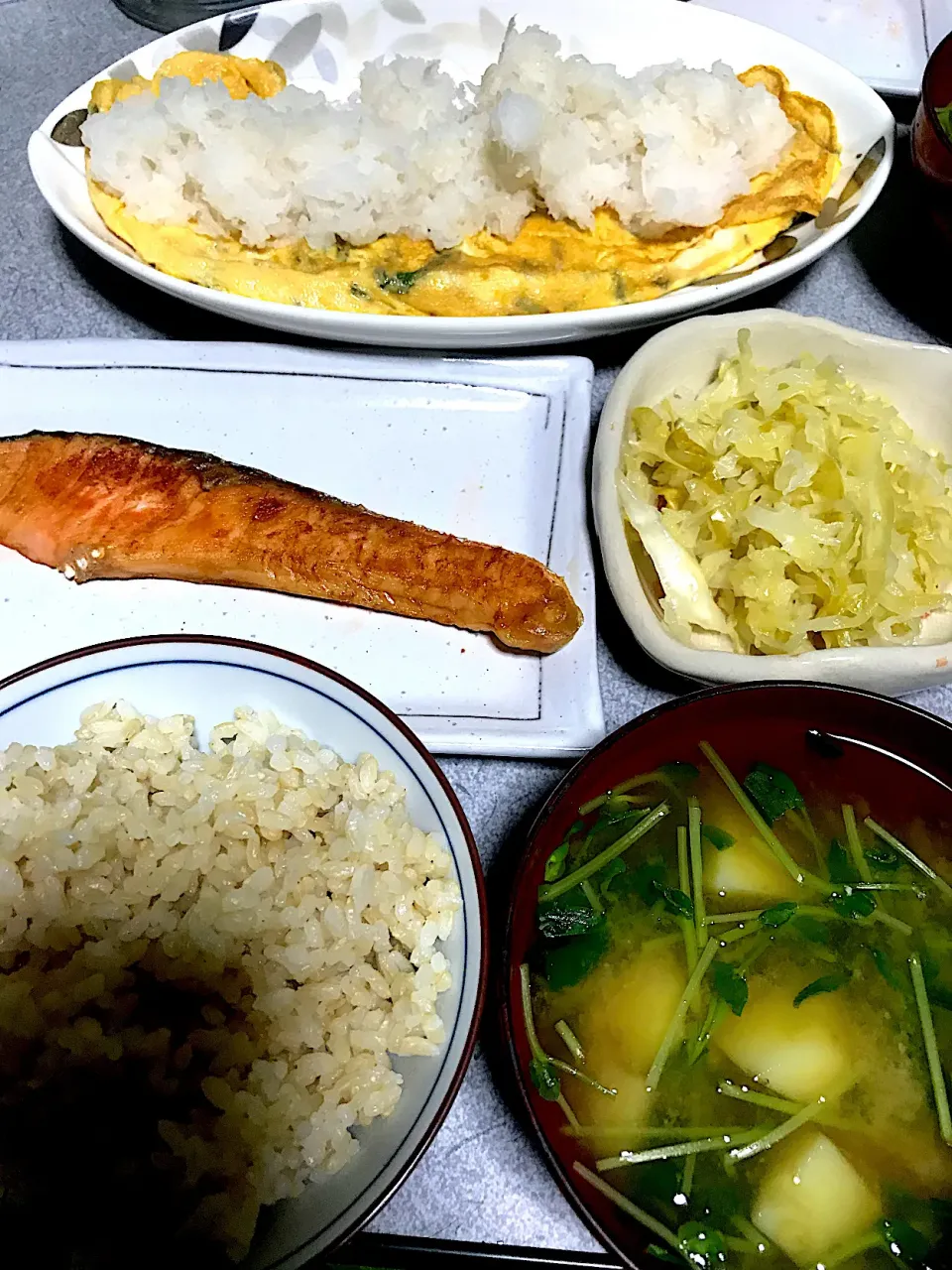 魚食べた #夕飯　ロウカット発芽ミックス玄米、大根おろし乗せしそオムレツ、豆苗じゃが味噌汁、ザワークラウト、魚|ms903さん