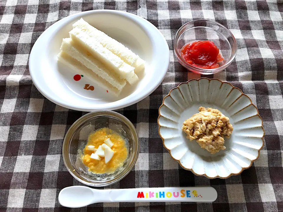 【離乳食】鯛とキャベツのきなこあえ、トマト、食パン、卵黄ペースト&卵白|sayaさん