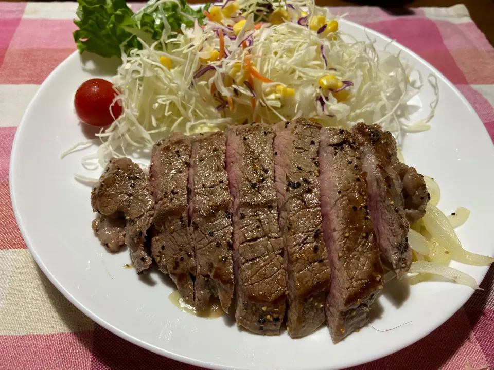 Snapdishの料理写真:ミディアムレアステーキ|ハルのただ飯さん