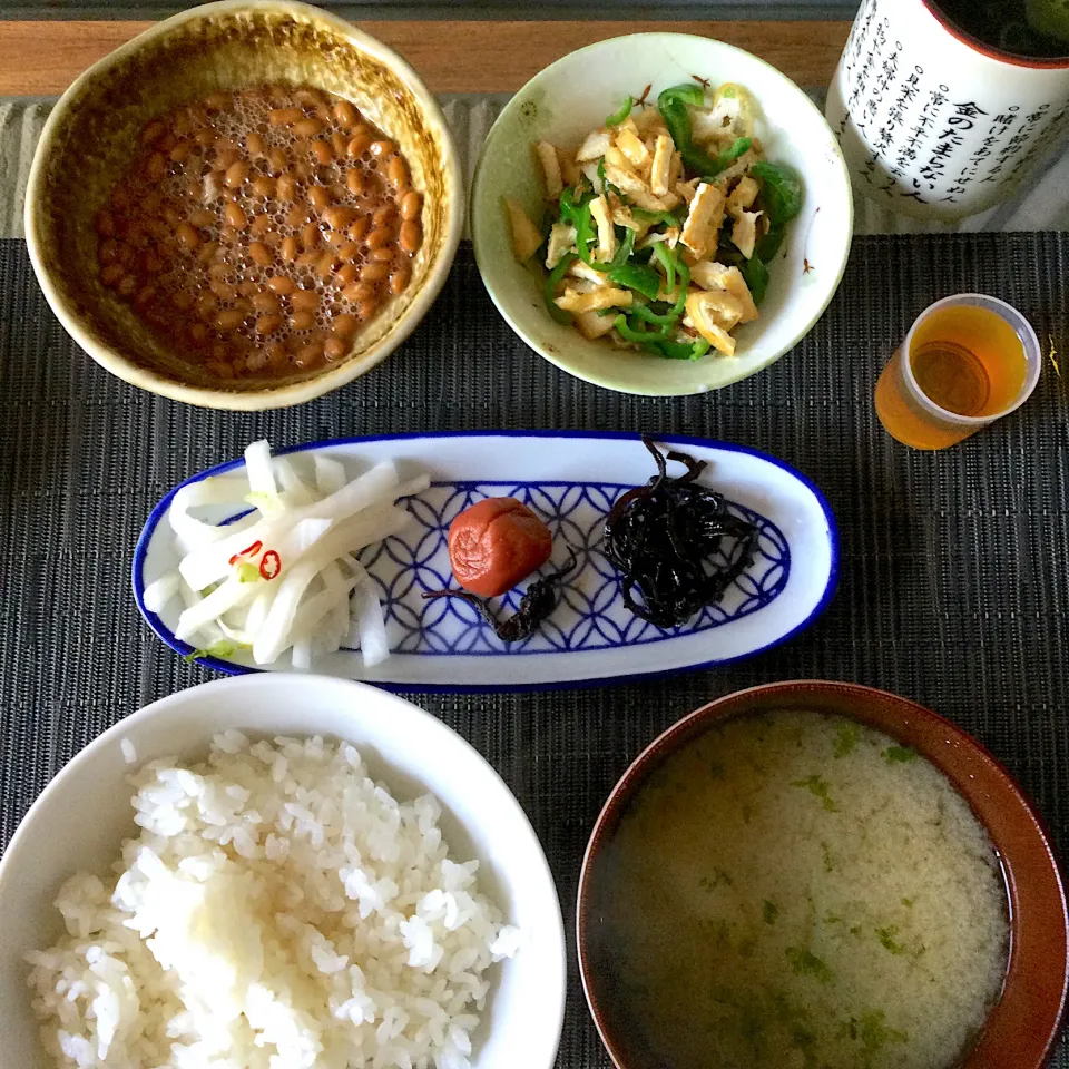 2021年4月9日男前美容師の手作り朝ごはん　納豆ご飯　ピーマンと油揚げ炒め　じゃがいも味噌汁　大根浅漬け　梅干し　佃煮　美味しくいただきました😄|Booパパさん