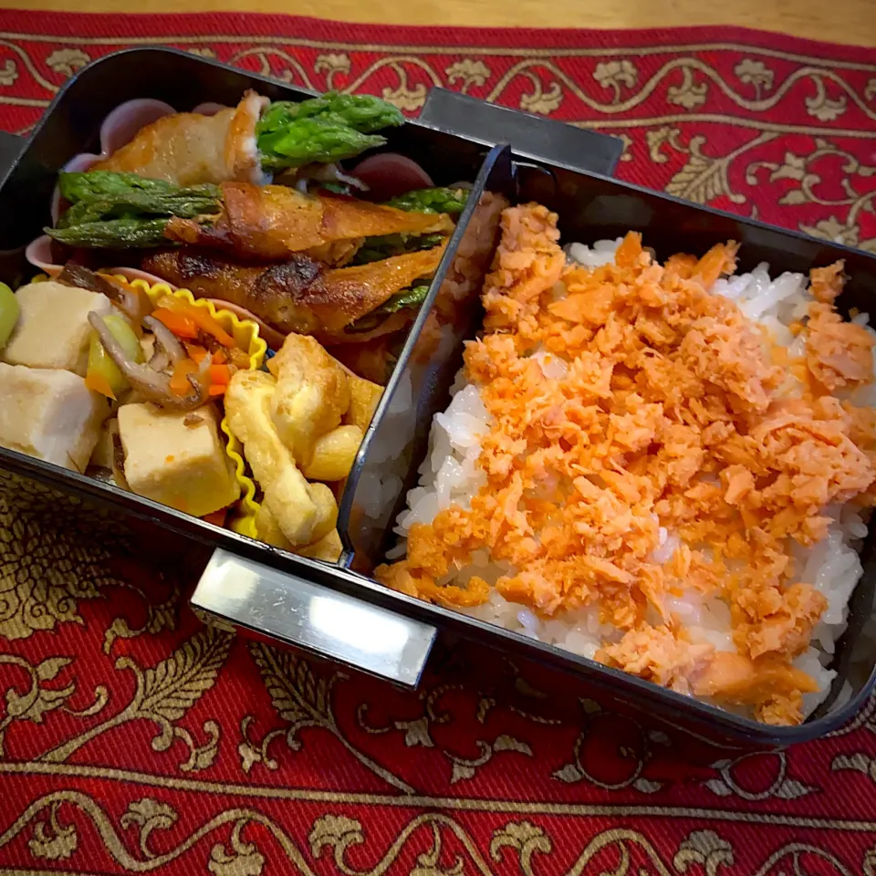 アスパラの豚肉巻きと、高野豆腐と、焼き厚揚げと、鮭フレークご飯弁当|もえさん