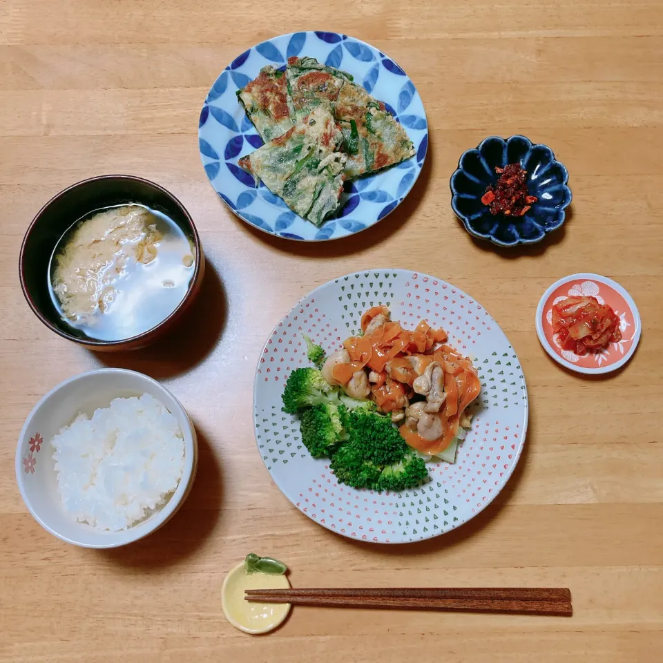 鶏肉と人参の柚子胡麻かけぽん酢🥕　　ニラとチーズのチヂミ🧀|ちゃみこさん