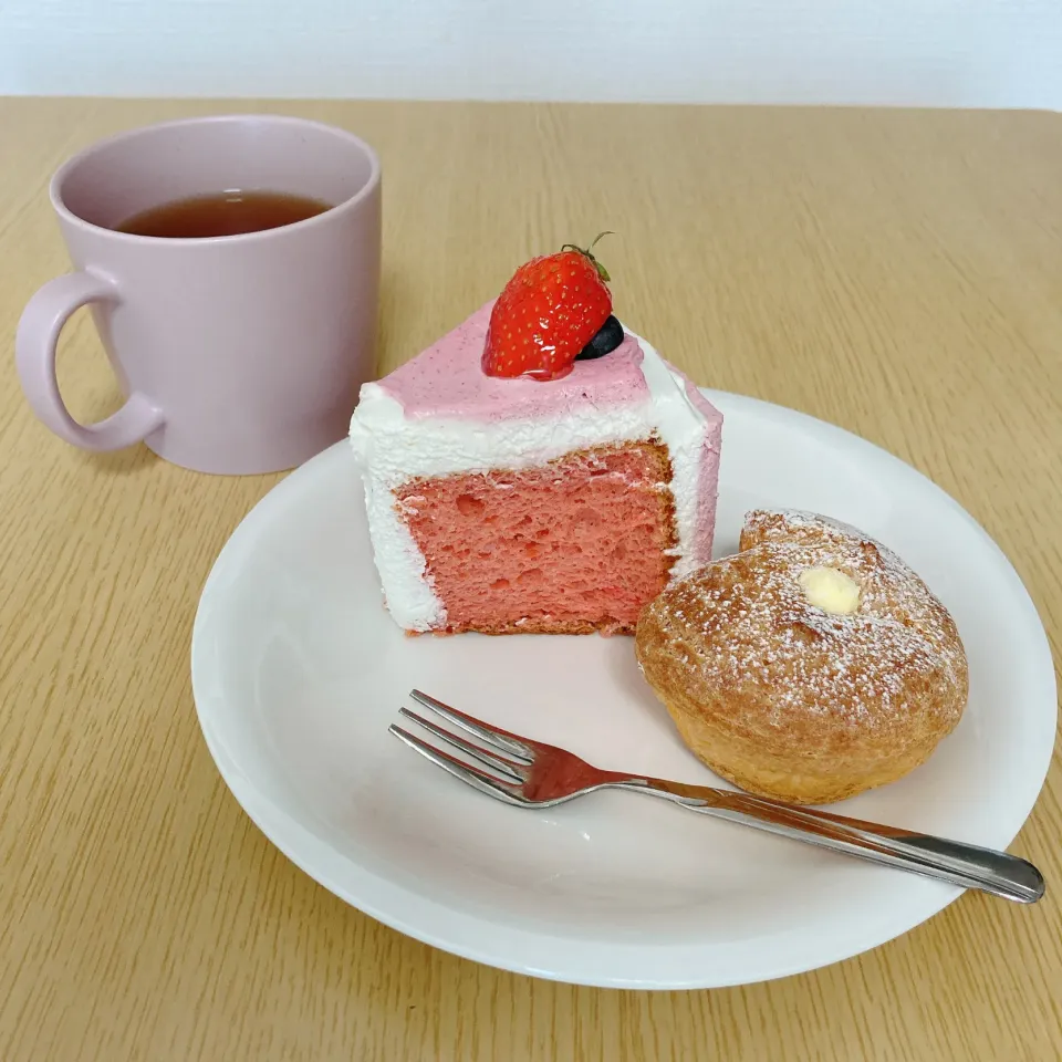 いちごのシフォンとシュークリーム🍓☕️|ちゃみこさん