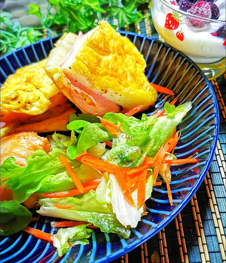 朝ごパン〜👍うまうま🥗☕⤴️|ペンギンさん