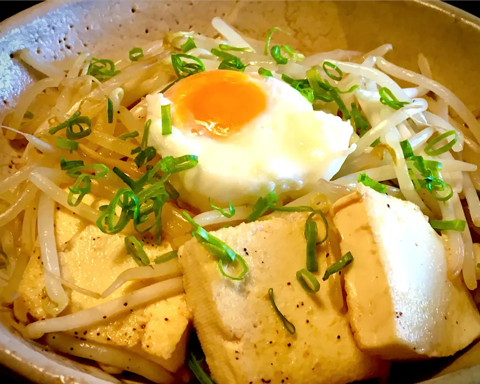 Snapdishの料理写真:豆腐バター炒め丼                                     (東京芸大の学食名物ﾒﾆｭｰ❓)|mottomoさん