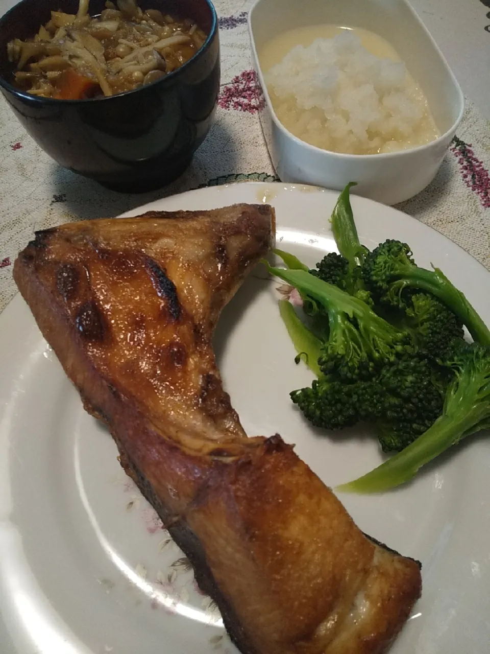 今日のご飯
※鰤カマの塩焼き
※きのことワカメのもち麦雑炊
※ブロッコリー|れあMIXさん