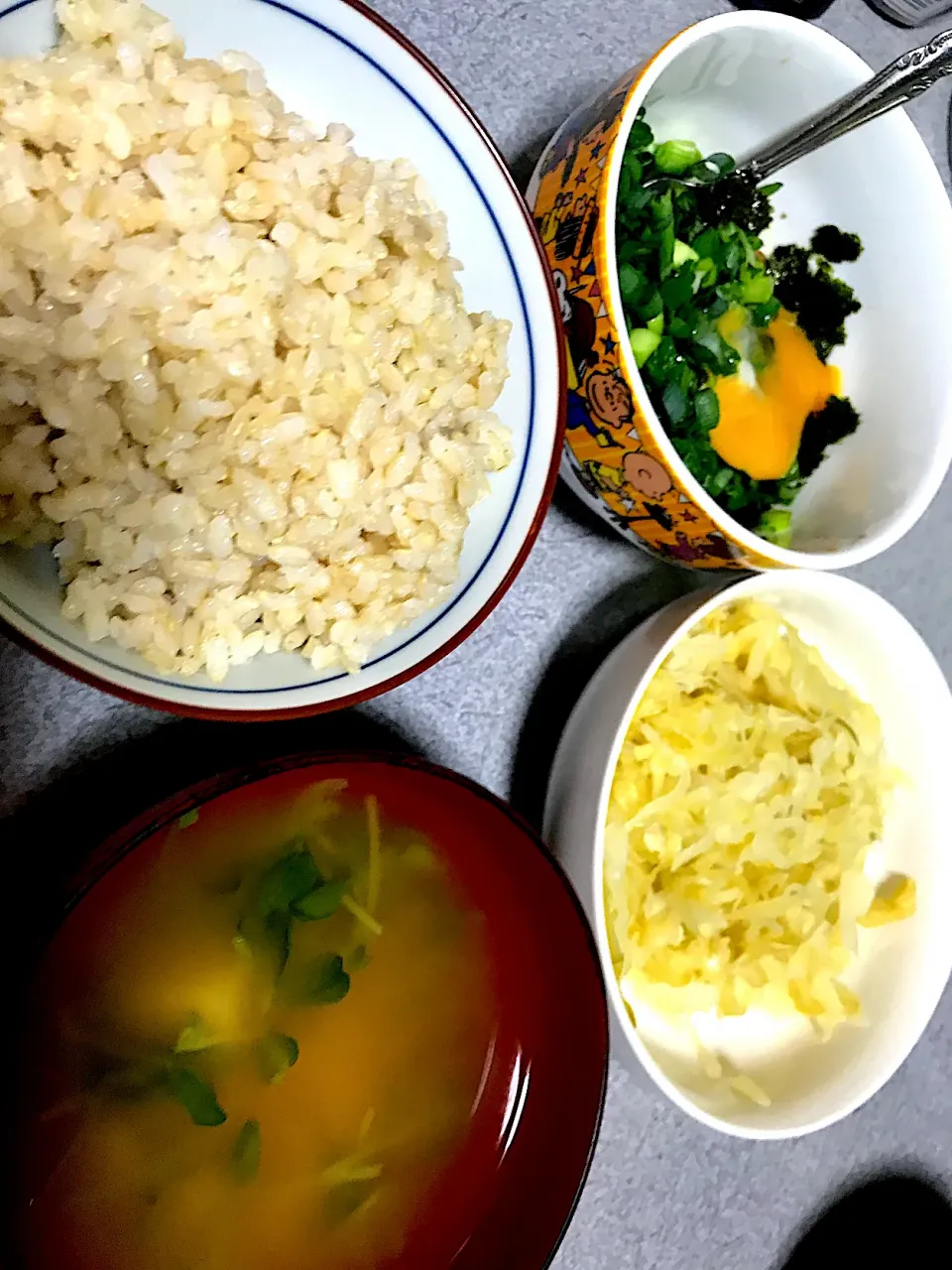 納豆菌とザワークラウトの乳酸菌との融合 #朝食  #昼飯  ロウカット発芽ミックス玄米、豆苗じゃが味噌汁、ザワークラウト、海苔しそ黄身ネギ納豆|ms903さん