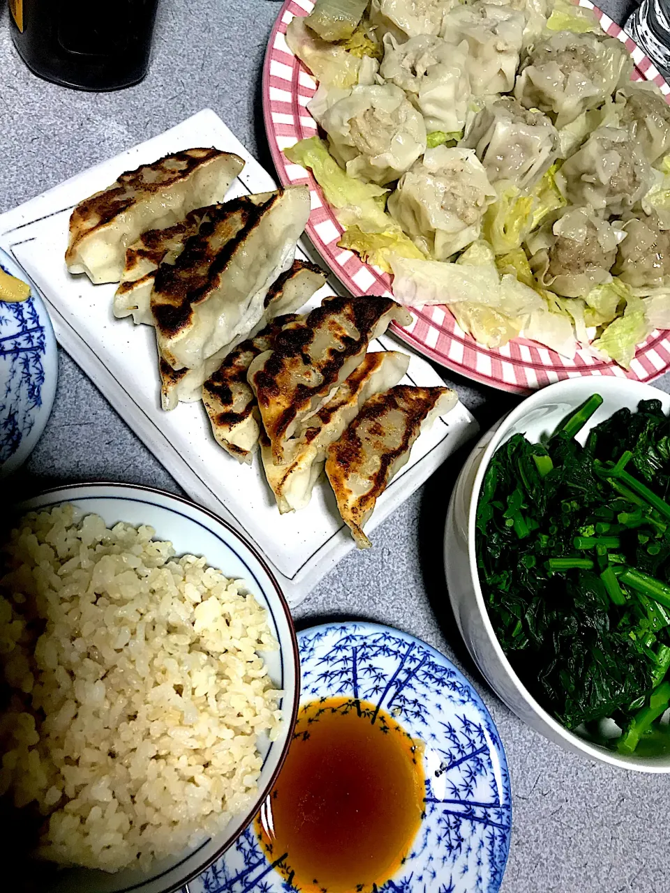 ちょっとした焼売餃子パーティーみたいになった #夕飯　ロウカット玄米、かき菜、焼き餃子、温レタス海老焼売肉焼売|ms903さん