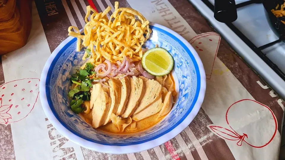 🍴Ce Khao Soi Gai 🍴
est une soupe de nouilles au curry à la noix de coco thaïlandaise incroyablement parfumée et savoureuse! Le poulet est cuit dans une pâte é|cuisine thaï 🇹🇭さん