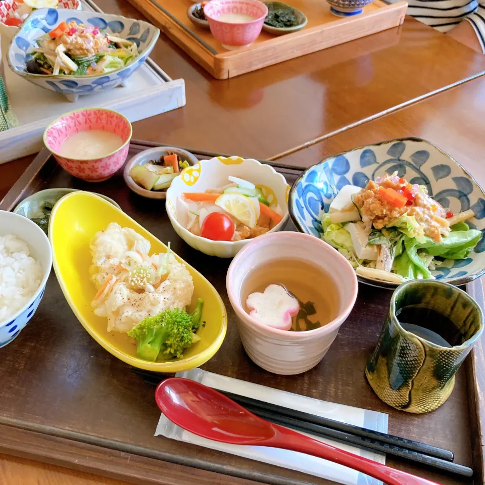 Snapdishの料理写真:そぼろと山芋きんぴらの豆腐サラダ🥗　トロサーモン・車麩、しいたけの天ぷら|ちゃみこさん