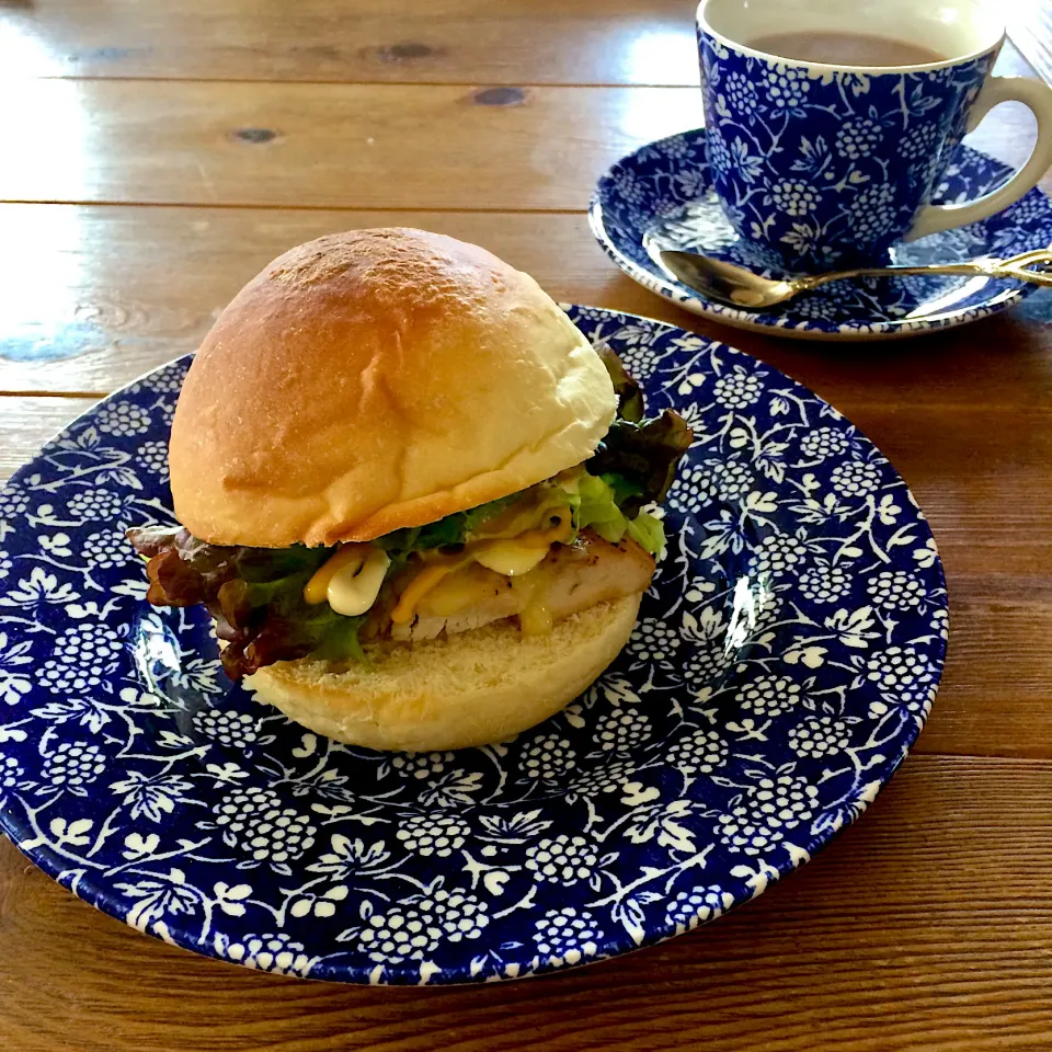 チキンバーガーでモーニング 🍔☕️|sato*さん