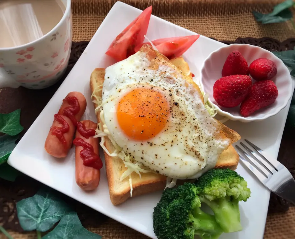 Snapdishの料理写真:目玉焼き乗っけトースト♡|まなまな♡さん