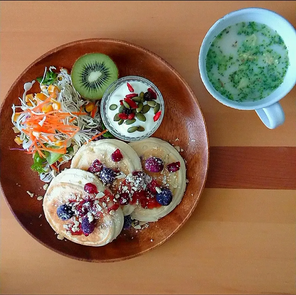 Snapdishの料理写真:朝食プレート(パンケーキ)|noooさん