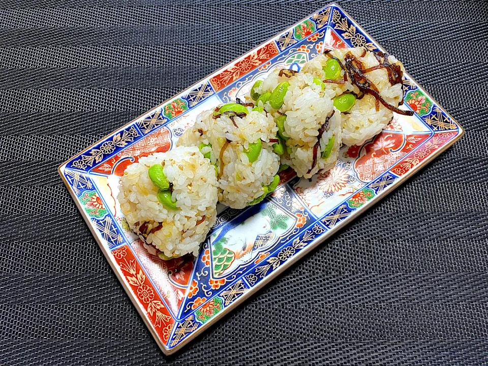 枝豆ごはんおにぎり🍙残りご飯に、塩昆布と冷凍枝豆を混ぜただけ🍙|acoさん