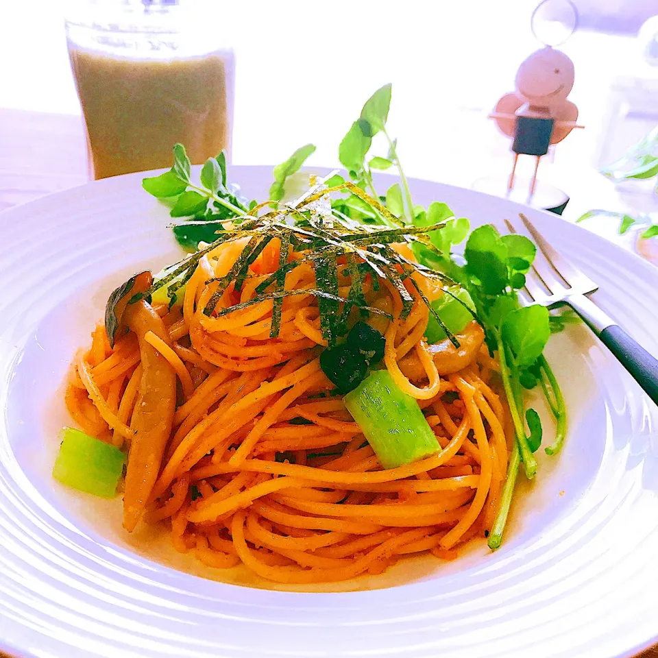 和風パスタ　🍝明太としめじのバター醤油スパゲティと🍎林檎と🥬小松菜スムージー|Sの食卓さん