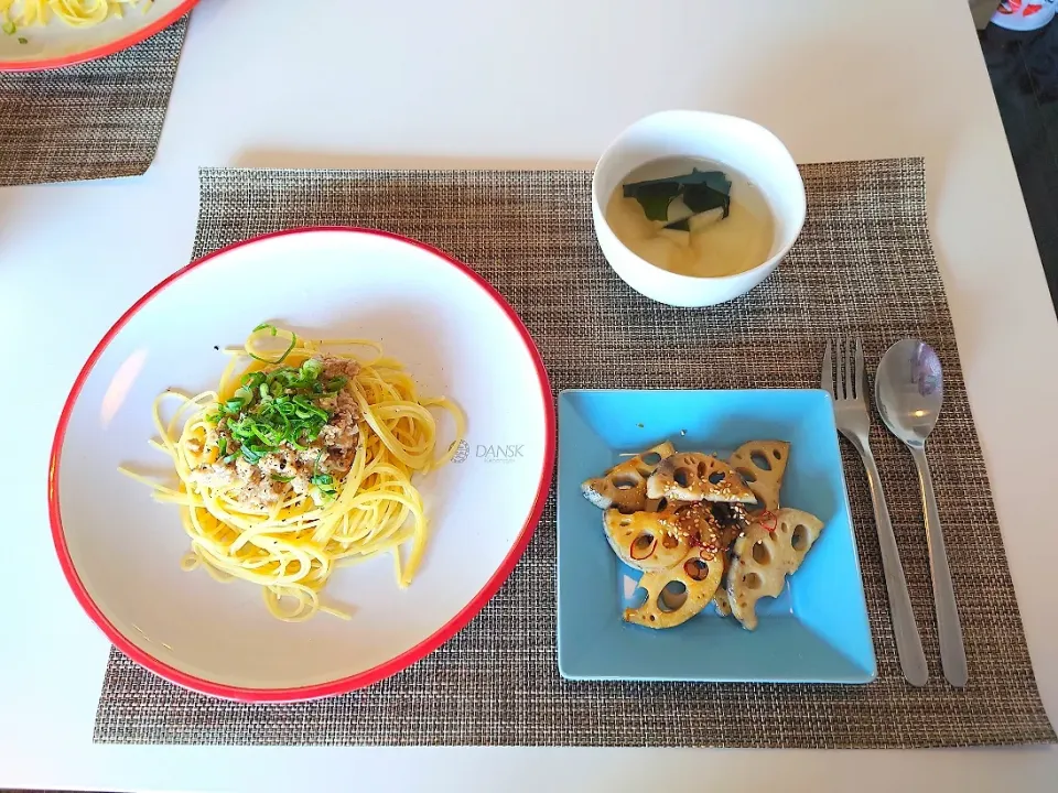 Snapdishの料理写真:今日の昼食　甘酒の和風味噌パスタ、れんこんの甘酒きんぴら、大根とわかめのお吸い物|pinknari🐰🌈さん