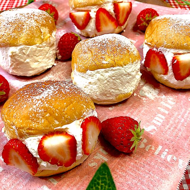 ヨッチャンさんの料理マリトッツォ ヤマザキ薄皮ミニパンシリーズで作ろうdeミルククリームパンバージョンで いちご Snapdish スナップディッシュ Id apwa