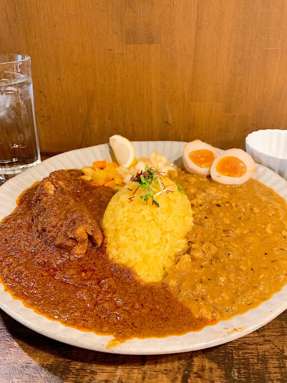 本町 スパイス食堂ニッキ グリーンチリレモンチキンキーマとチキンマサラ ¥1000 燻製たまご¥100 202.04.05|papicoさん