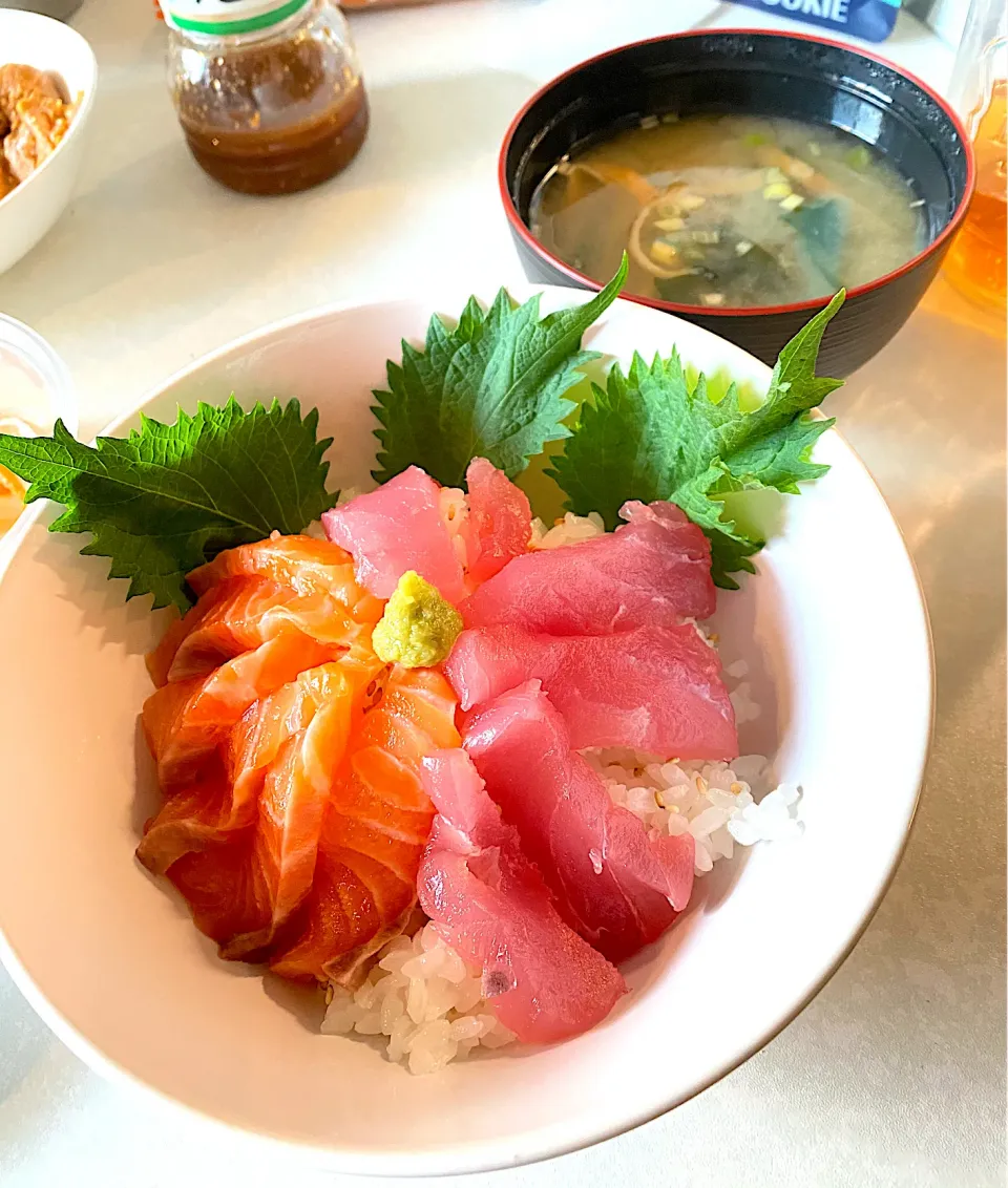 マグロとサーモン丼🍣|にゃんこさん