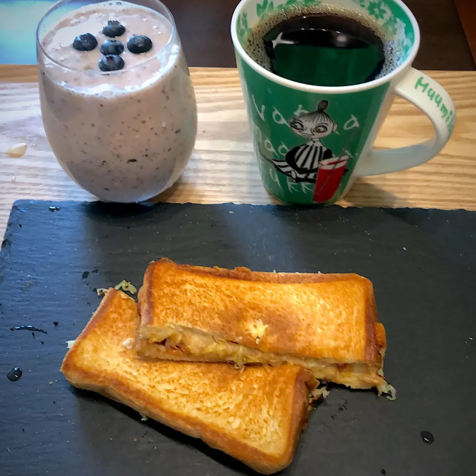 土曜日のお昼ご飯だよ🍞🫐|Jean Nobyさん