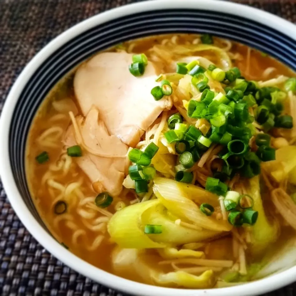 サタデーランチは
野菜たっぷり味噌ラーメンʕ•ٹ•ʔ|kossyossさん