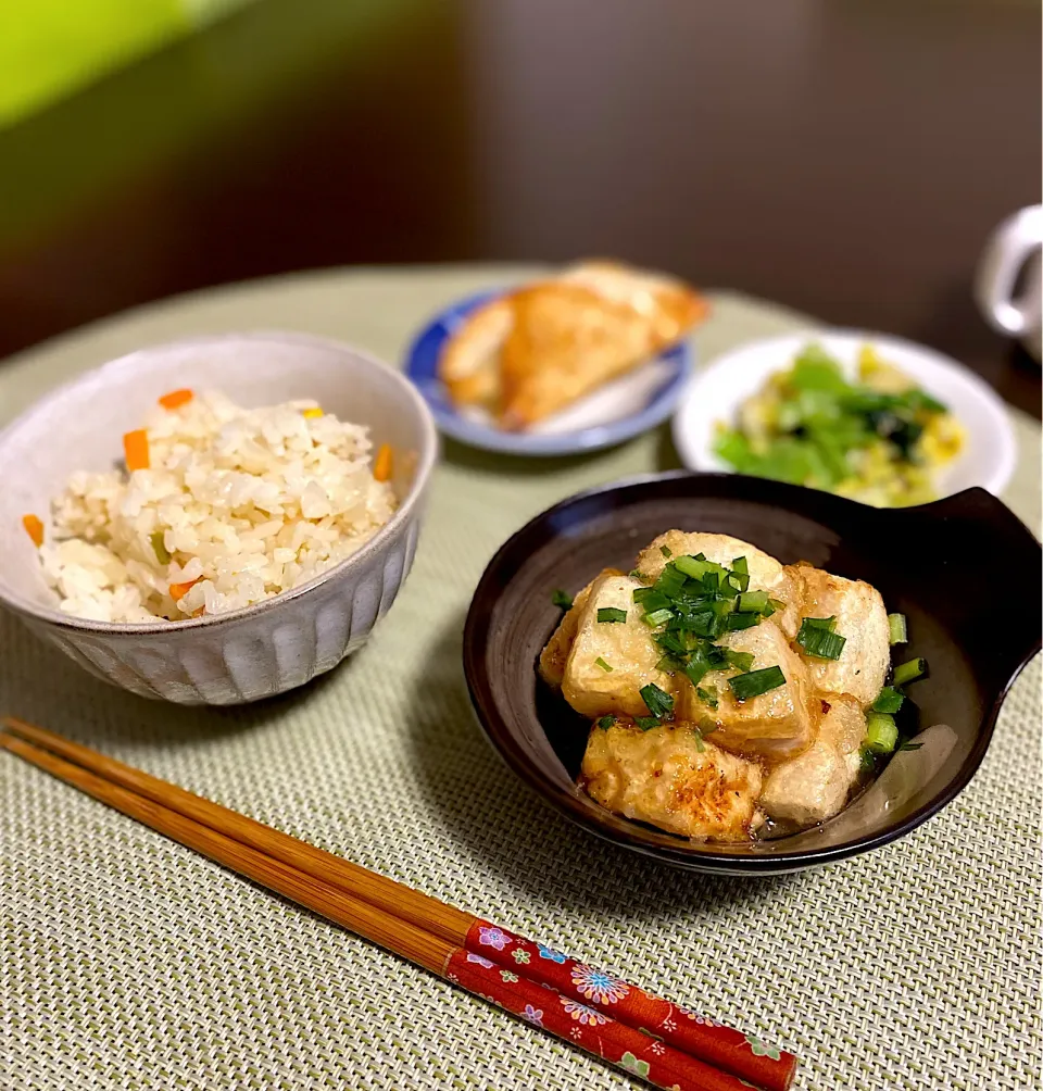 揚げ焼きだし豆腐　チーズ揚げ餃子　春キャベツの胡麻和え　ピラフ|ちぐあささん