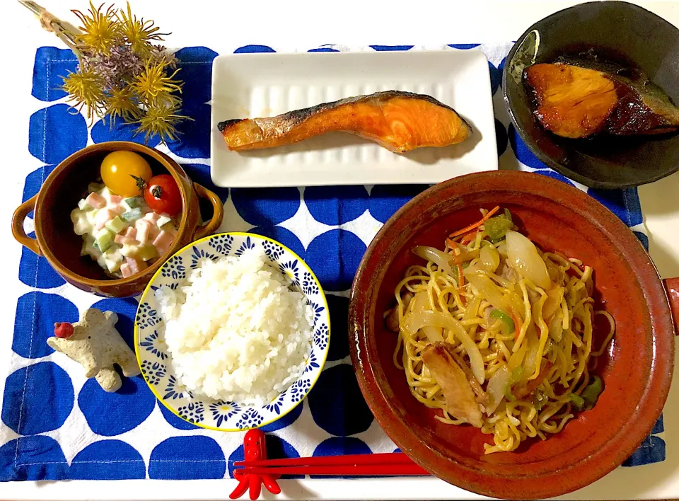 ✳︎オイスター焼きそば✳︎鮭の塩焼きorぶりの照り焼き✳︎さつまいもときゅうりのサラダ|syamさん