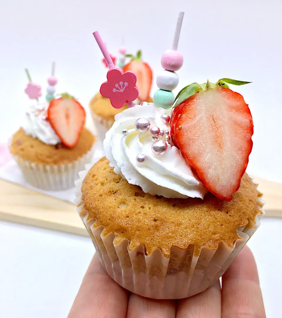 はんなり香ばし醤油のカップケーキ〜お花見バージョン〜です🌸🍡🌸(∩´∀`∩)💕|sucreroomさん