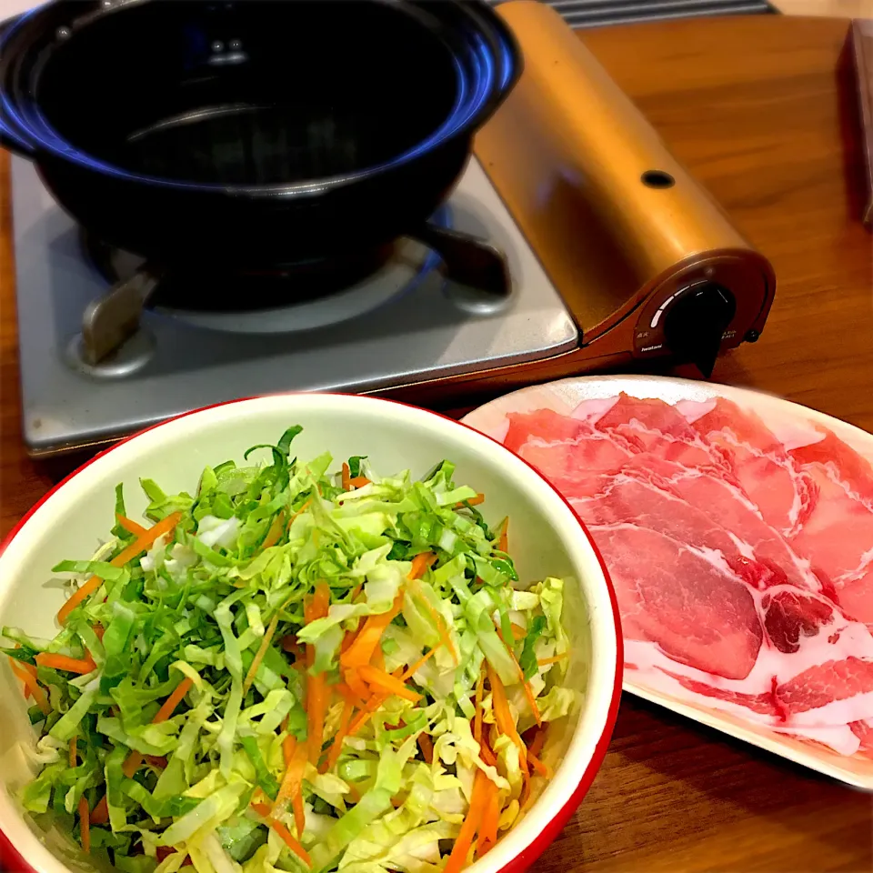 春キャベツと雪の下人参の巻きしゃぶ🍲|べべべさん