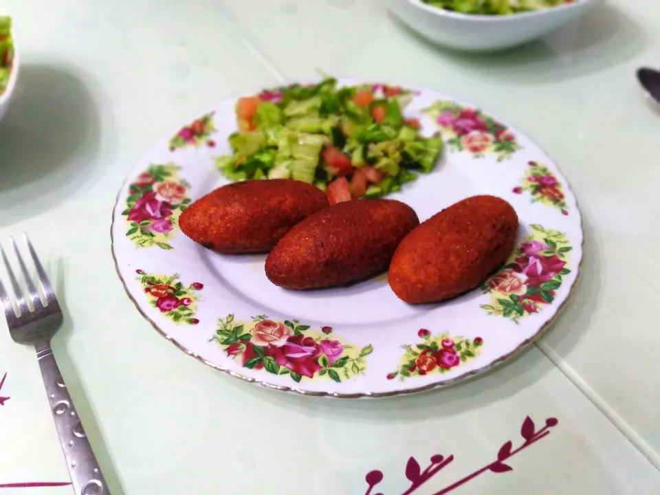 Snapdishの料理写真:Stuffed meatballs with salad|Gırtlak Zさん