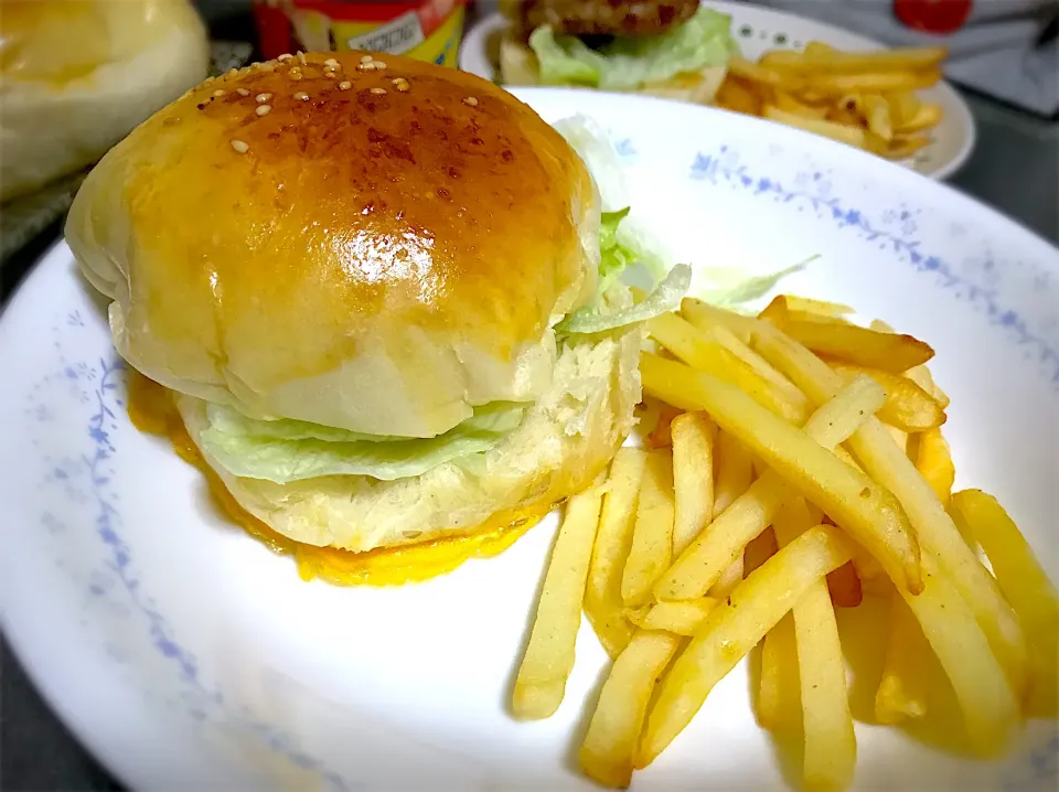 手作りバンズでハンバーガーな夕飯🍔|kibutoriさん