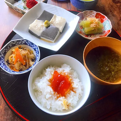 「ヤマサ 鮮度生活 特選生（なま）しょうゆ」を使ってみたSnapdishの料理・レシピ写真:生しょうゆで黄身の醤油漬けと胡麻豆腐で朝ごはん