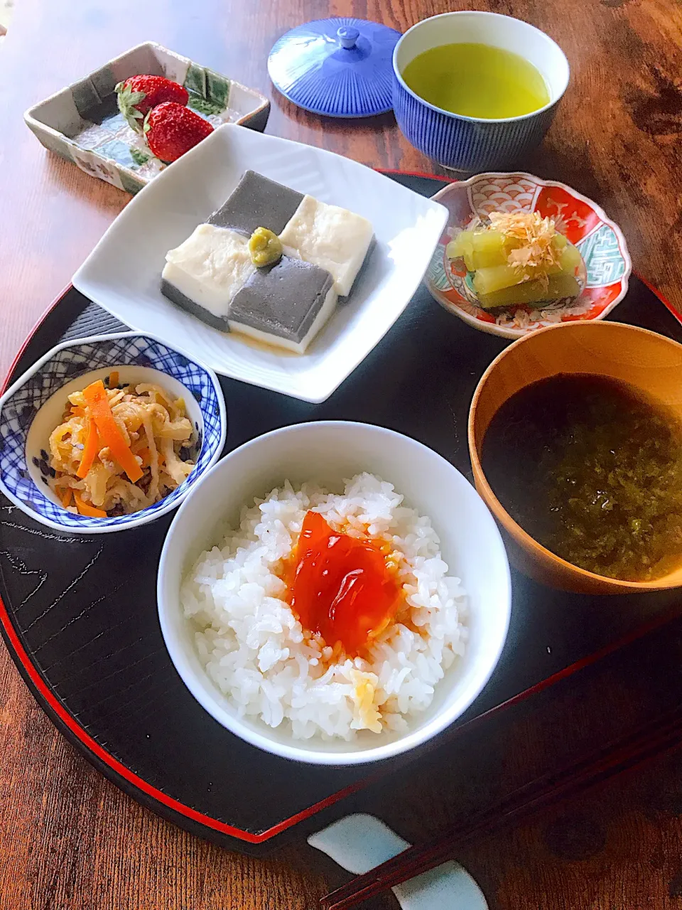 生しょうゆで黄身の醤油漬けと胡麻豆腐で朝ごはん|とんちんさん