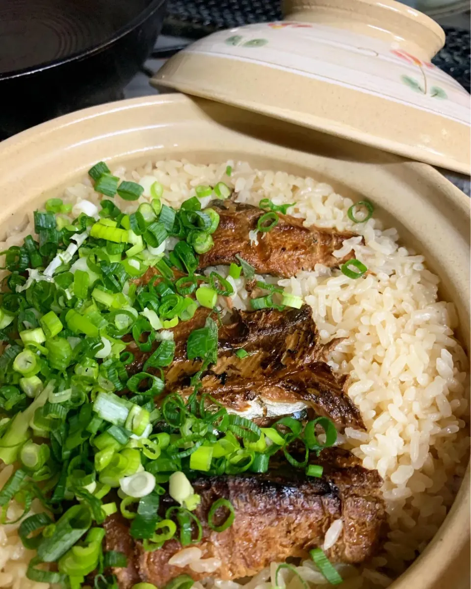 秋刀魚の缶詰め入り土鍋ごはん🍚|みっこちゃんさん