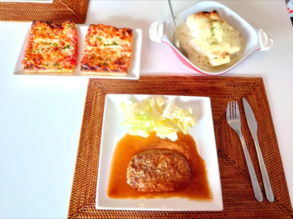 Snapdishの料理写真:今日の昼食　煮込みハンバーグ、豆腐と長芋の甘酒グラタン、シャトレーゼのピザ|pinknari🐰🌈さん