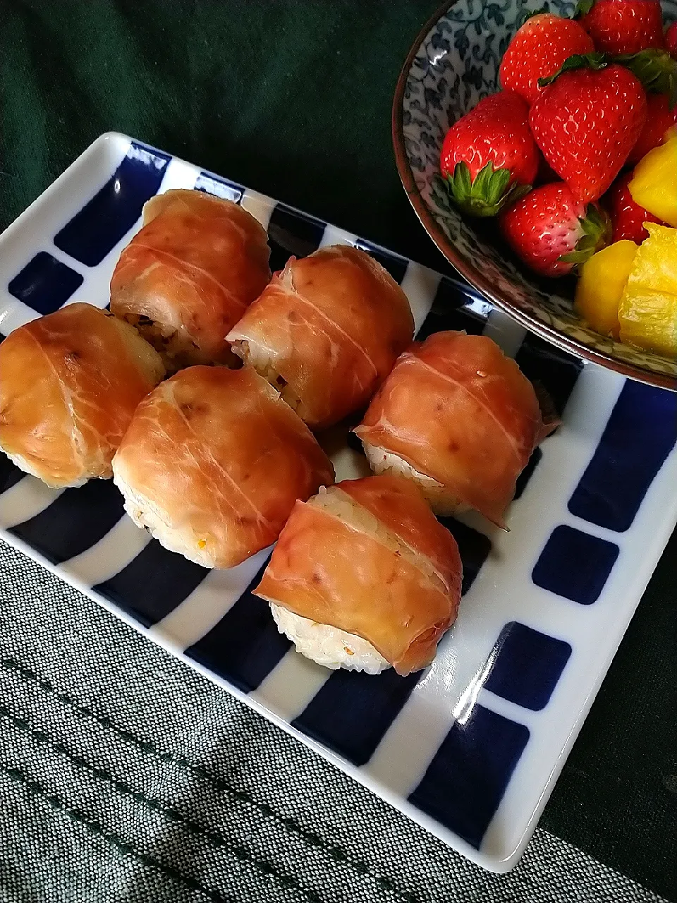 Snapdishの料理写真:お昼は簡単「生ハムおにぎり」
ふりかけご飯に…生ハム巻いて♬|cheryl_tasteさん