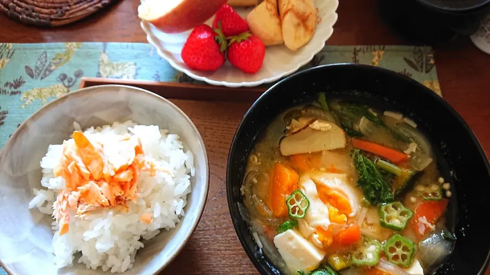 Snapdishの料理写真:今日も 具だくさん味噌汁で 朝ごはん|ちかっちさん