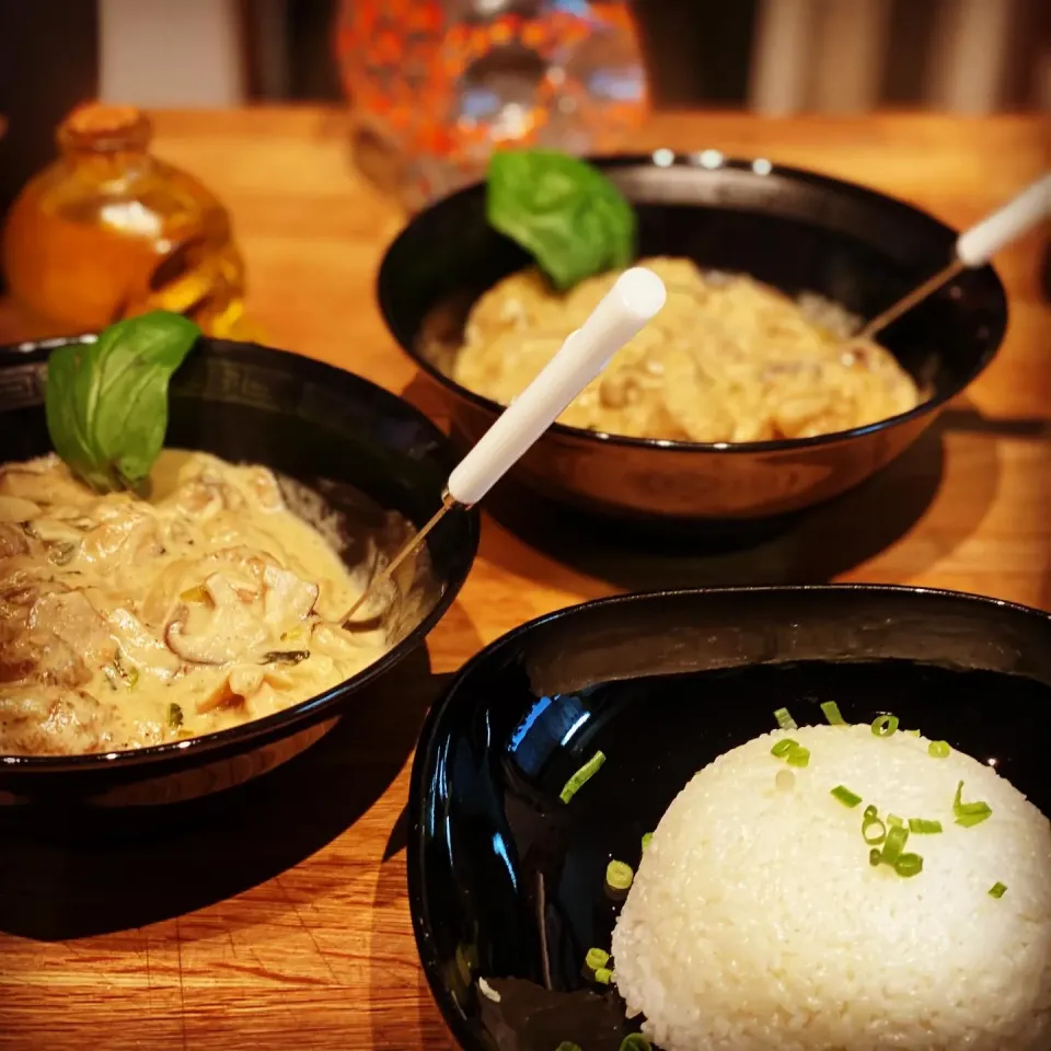 Making Homemade Green Coconut Thai Seafood Curry 
With Oysters 🦪 Clams , whole Prawns 🍤 , Boiled Rice 🍚 #curry #coconutcurry #oyster #prawns #rice #lunchtime|Emanuel Hayashiさん