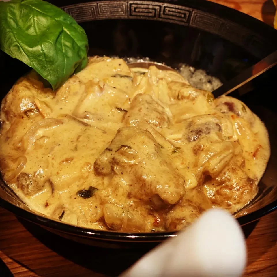 Making Homemade Green Coconut Thai Seafood Curry 
With Oysters 🦪 Clams , whole Prawns 🍤 , Boiled Rice 🍚 #curry #coconutcurry #oyster #prawns #rice #lunchtime|Emanuel Hayashiさん